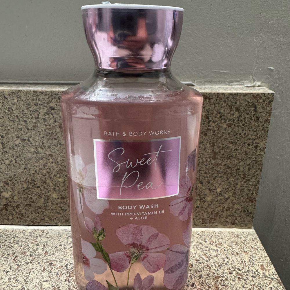 Bath & Body Works Sweet Pea Body Wash - Pink and Purple